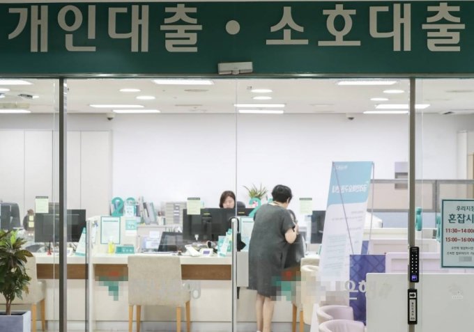 [서울=뉴시스] 김근수 기자 = 서울 시내의 은행 대출 창구에서 한 시민이 대출 상담을 받고 있다.  2023.07.11.