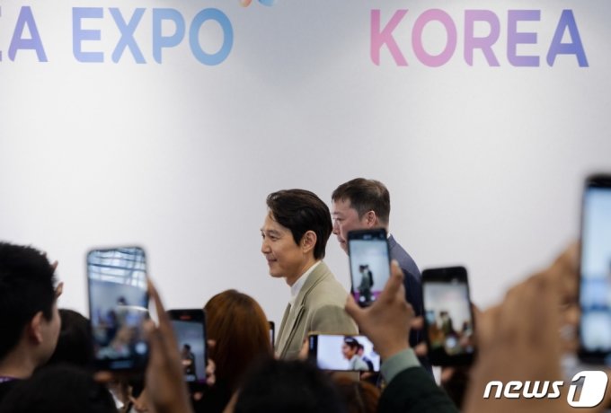Actor Lee Jung-jae Makes Surprise Visit to Korea Expo at France’s Porte de Versailles Exhibition Hall