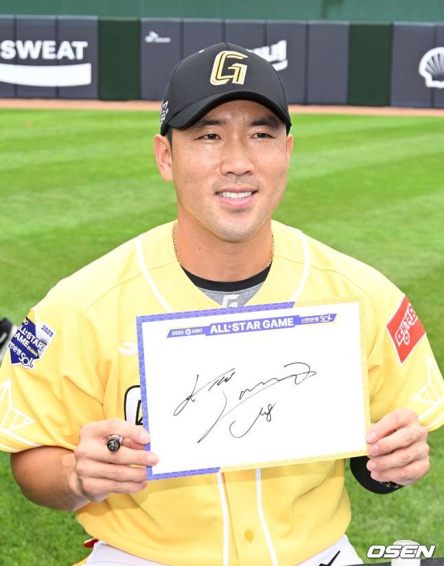 롯데 전준우가 15일 부산 사직야구장에서 열린 2023 KBO 올스타전 사전 이벤트 팬 사인회에서 자신의 사인을 들고 포즈를 취하고 있다.