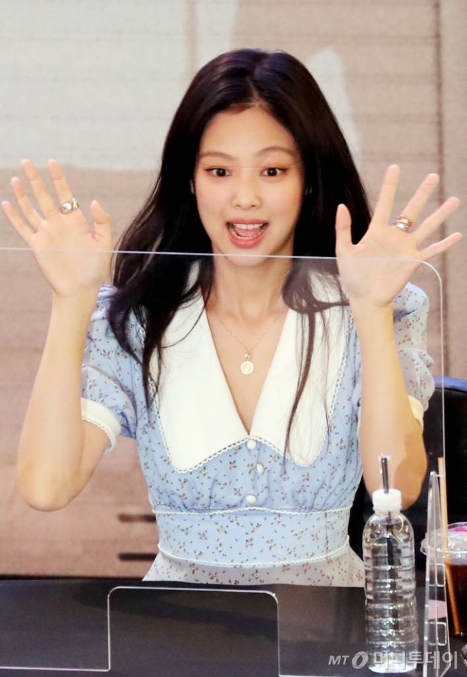 블랙핑크 제니, '무성의' 퍼포먼스 논란 해명 "몸 통제하는 방법 몰라서…" - 머니투데이