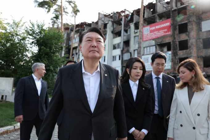 윤석열 대통령과 부인 김건희 여사가 15일(현지시간) 키이우 인근 미사일 공격이 집중된 이르핀 민간인 주거지역을 둘러보고 있다. (사진=대통령실 제공) 2023.07.15. /사진=뉴시스