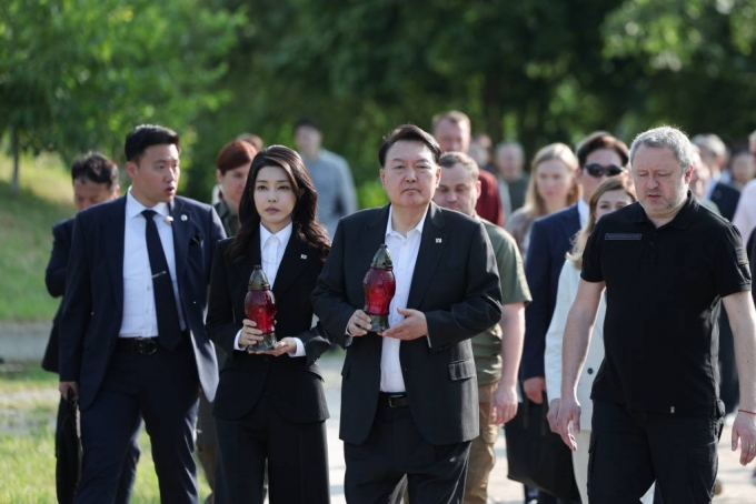 윤석열 대통령과 부인 김건희 여사가 15일(현지시간) 키이우 인근 부차 희생자들의 무덤에 조성된 추모공간을 방문하고 있다. (사진=대통령실 제공) 2023.07.15. /사진=뉴시스