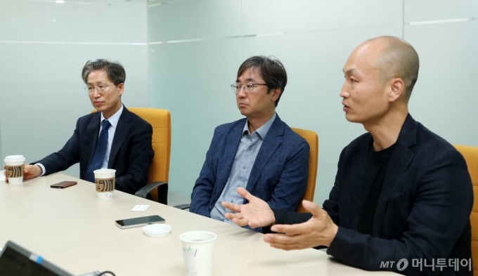 왼쪽부터 조규곤 파수 대표, 최일훈 소만사 사장, 윤두식 지란지교시큐리티 대표가 머니투데이 회의실에서 AI리터러시 대담에 참가하고 있다. /사진=김휘선 기자 hwijpg@