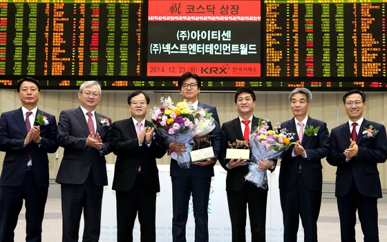 = 한국거래소 코스닥시장본부는 23일 서울 여의도 사옥 홍보관에서 시스템 통합 및 관리 전문기업인 아이티센, 영화투자 및 배급업체인 넥스트엔터테인먼트월드의 코스닥시장 신규상장기념식을 개최하고 상장기념패 전달한 뒤 기념촬영을 하고 있다. 왼쪽부터 강홍기 한국IR협의회 부회장, 정영채 우리투자증권 IB사업부 대표, 김재준 한국거래소 코스닥시장위원회 위원장, 강진모 아이티센 대표이사, 김우택 넥스트엔터테인먼트월드 대표이사, 신성호 IBK투자증권 대표이사, 김원식 코스닥협회 부회장. (한국거래소 제공) 2014.12.23/뉴스1