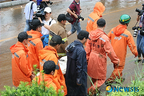 2011년 7월 27일 강원 춘천 소양감댐 인근에서 산사태가 발생해 대학생 등 13명이 사망하고 26명이 중경상을 입는 사고가 발생했다. 사고 현장에는 경찰7과 소방대원, 군 장병 등 800여명이 처참하게 무너진 매몰현장을 복구하고 있다./사진=뉴시스