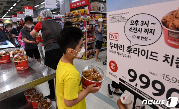 지난해 8월 서울 한 대형마트에서 두 마리 후라이드 치킨 할인 판매 이벤트를 진행하고 있다. /사진제공=뉴스1