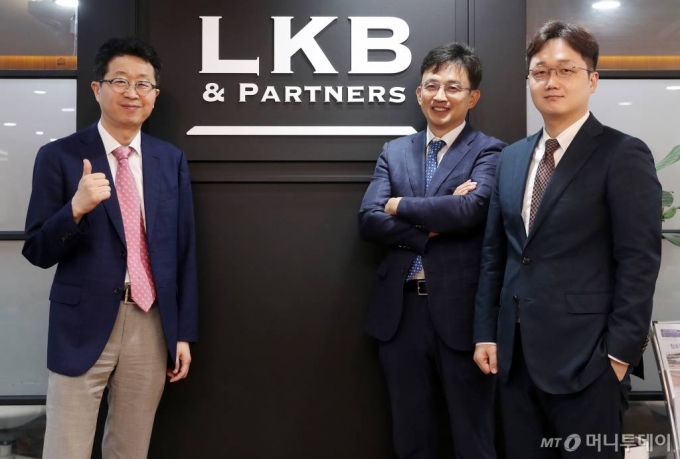 왼쪽부터 법무법인 LKB앤파트너스 블록체인팀의 이정엽, 권혁, 양희진 변호사. /사진=김휘선 기자 hwijpg@