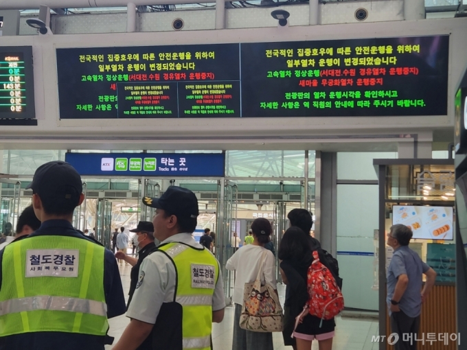 18일 서울 용산구 서울역 전광판에 집중 호우로 인해 열차 운행이 변경됐다는 안내가 나오고 있다./사진=최지은 기자 