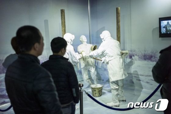 중국 북동부 헤이룽장성 하얼빈에 있는 731부대 박물관에서 방문객들이 재현된 일본군의 인체 실험 장면을 보고 있다. 2015.01.07/뉴스1 (C) AFP=뉴스1 (C) News1 김민수 기자