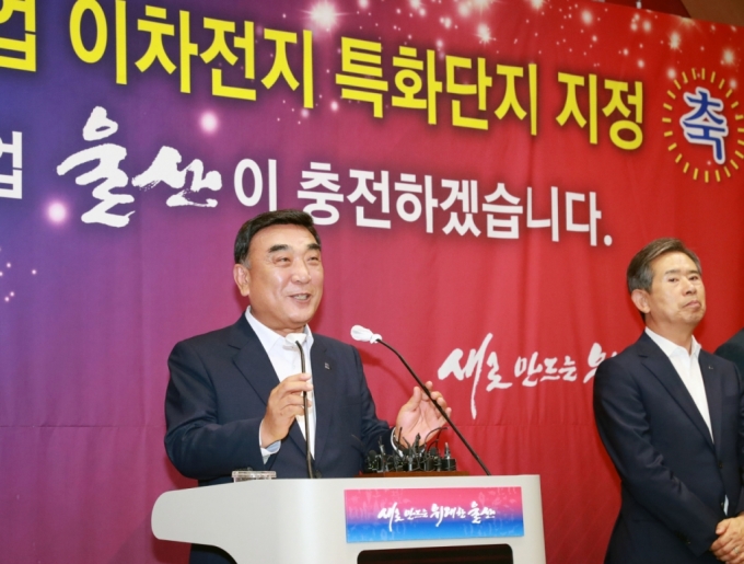 김두겸 울산시장(왼쪽)이 첨단이차전지 특화단지 지정에 대해 설명하고 있다./사진제공=울산시
