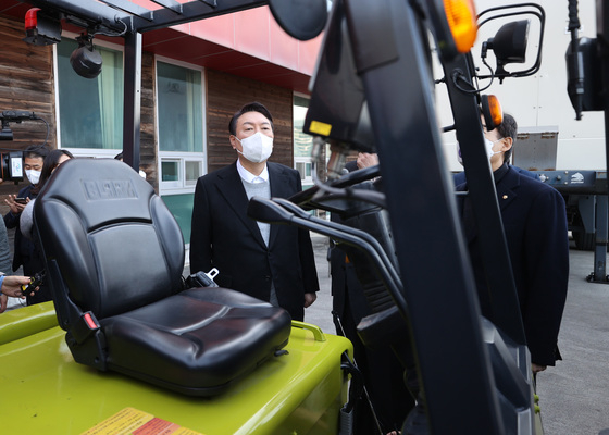 (완주=뉴스1) 구윤성 기자 = 윤석열 국민의힘 대선 후보가 22일 전북 완주군 수소특화 국가산업단지 내 수소연료전지 지역혁신센터 방문해 수소 지게차를 살펴보고 있다. 2021.12.22/뉴스1  