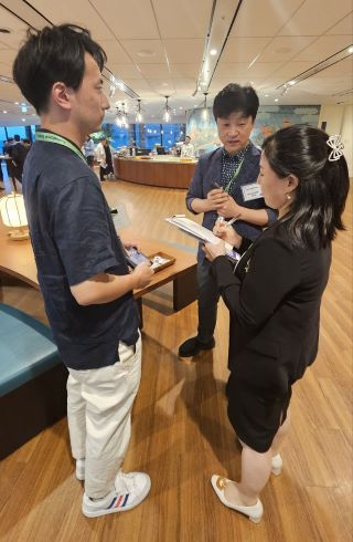 본투글로벌센터는 K스타트업과 투자자간의 원활한 만남을 위해 일본어 통역사를 2팀당 1명씩 지원했다. 일본어 통역사(사진 중간)가 일본 VC 관계자 질문에 대한 K스타트어 대표의 답변을 받아 적고 있다/사진=류준영 기자   