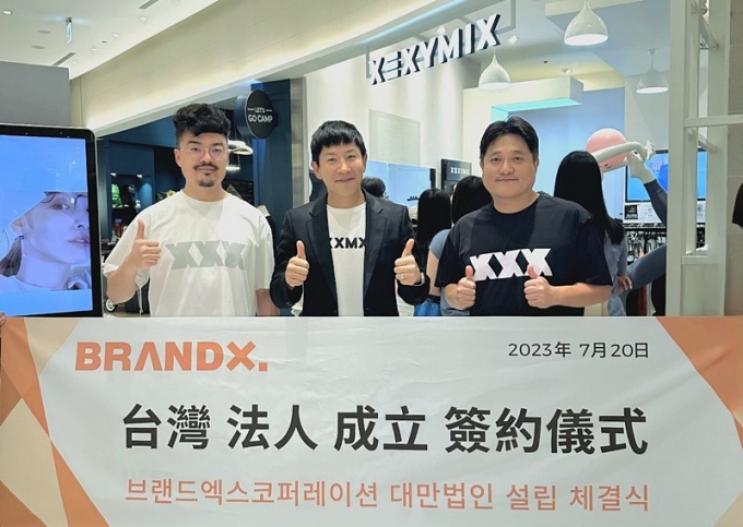 지난 20일 대만 타이베이에 위치한 브리즈 난샨(Breeze Nanshan) 백화점 팝업 스토어에서 강민준 브랜드엑스코퍼레이션 대표(가운데)와 한대광 전략영업그룹장(오른쪽), 이정빈 대만 ‘Brand X Gigi., Ltd' 대표가 기념사진을 촬영하고 있다.