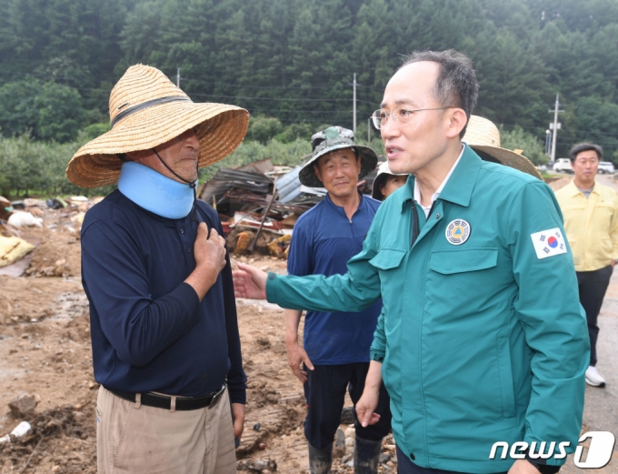 (서울=뉴스1) = 추경호 경제부총리 겸 기획재정부 장관이 21일 집중호우로 인해 산사태 피해를 입은 경북 봉화 동막골마을을 방문, 주민들을 위로하며 피해상황을 점검하고 있다. (기획재정부 제공) 2023.7.21/뉴스1  Copyright (C) 뉴스1. All rights reserved. 무단 전재 및 재배포 금지.