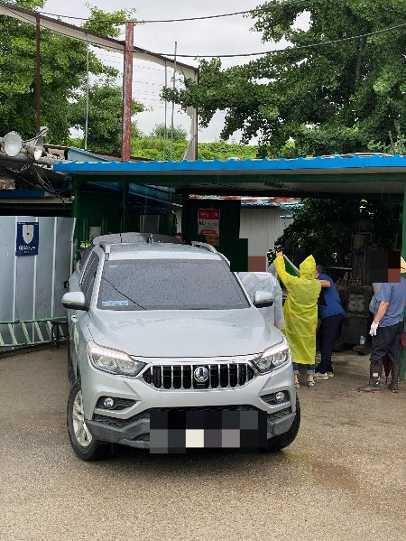 초복날 살아서 나온다. 개농장 개들이. 촬영을 못하겠다며 가리는 개농장 주인과 관계자들./사진=남형도 기자