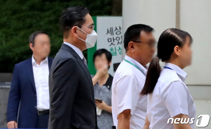 (서울=뉴스1) 장수영 기자 = 이재용 삼성전자 회장이 21일 오전 서울 서초구 서울중앙지방법원에서 열린 회계 부정·부당 합병 혐의 관련 속행공판에 출석하고 있다. 2023.7.21/뉴스1 Copyright (C) 뉴스1. All rights reserved. 무단 전재 및 재배포 금지.