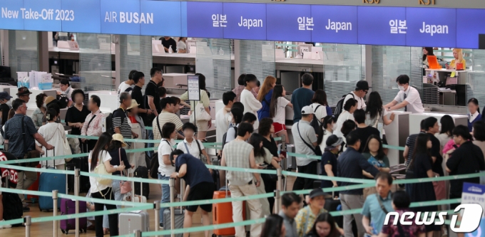 (인천공항=뉴스1) 김진환 기자 = 한국인 일본여행객 수가 노재팬 이전 수준을 향해 성큼 다가섰다는 조사 결과가 나왔다.   일본정부관광국(JNTO)에 따르면, 2023년 6월 일본을 방문한 한국인은 54만5,100명을 기록했다. 지난 5월 50만명대로 올라선 데 이어 1~2월 겨울 성수기(56만명대) 수준까지 도달했다.    국가별 일본 외국인 방문객 순위에서도 한국인 비중은 6월 26.3%로 2위인 타이완(38만9,000명)의 1.4배를 기록했다. 상반기 한국인 비중은 29.2%에 달하는 등 다른 국가보다 빠른 회복세를 보였다.   사진은 20일 인천국제공항 제1터미널 내 한 항공사 출국 수속 게이트. 2023.7.20/뉴스1  Copyright (C) 뉴스1. All rights reserved. 무단 전재 및 재배포 금지.