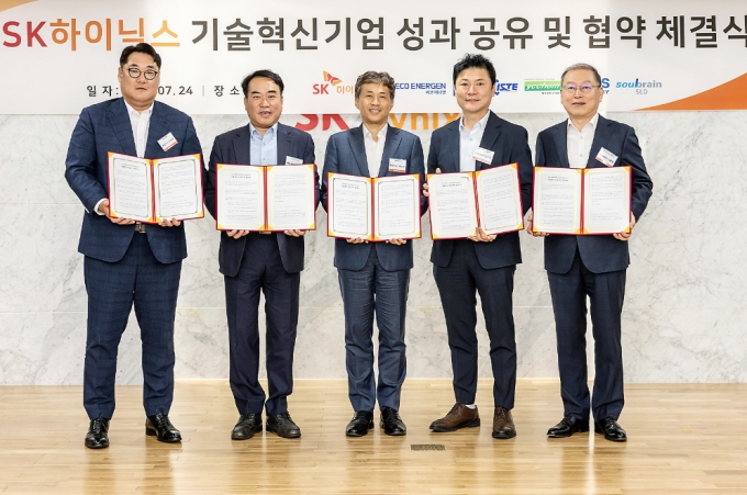 SK하이닉스가 24일 이천캠퍼스에서 7기 기술혁신기업 협약식을 가졌다. (왼쪽부터) 와이씨켐 이승훈 대표, ISTE 조창현 대표, 곽노정 SK하이닉스 대표이사 사장, 코비스테크놀로지 임은재 대표, 솔브레인SLD 노환철 대표./사진=SK하이닉스