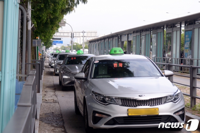 지난 3일 오전 광주 서구 광천동 종합버스터미널의 택시정류장이 한산한 모습을 보이고 있다. 광주지역 택시기본요금은 지난 1일 4300원으로 1000원 인상됐다. /사진=뉴스1