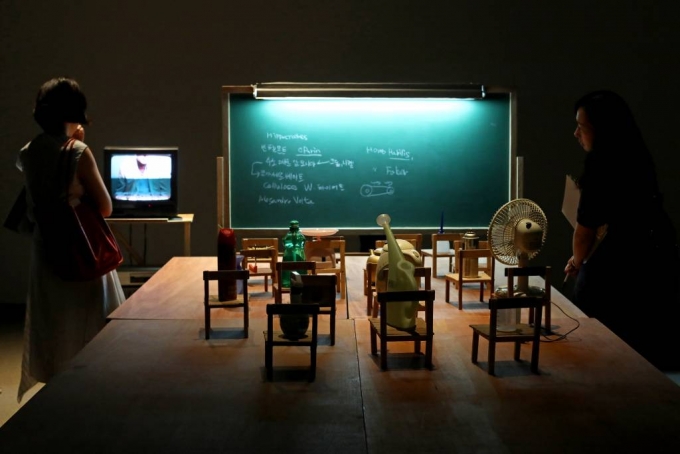 [서울=뉴시스] 박진희 기자 = 리움미술관은 24일 서울 용산구 리움미술관에서 관습을 비트는 해학과 시각성에 대한 비평적 탐구를 펼치는 작가 김범의 서베이 전시 '바위가 되는 법' 언론공개회를 갖고 주요 작품을 소개하고 있다. 2023.07.24.