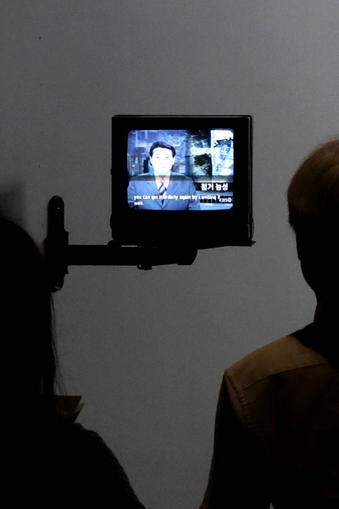 [서울=뉴시스] 박진희 기자 = 리움미술관은 24일 서울 용산구 리움미술관에서 관습을 비트는 해학과 시각성에 대한 비평적 탐구를 펼치는 작가 김범의 서베이 전시 '바위가 되는 법' 언론공개회를 갖고 주요 작품을 소개하고 있다. 2023.07.24.