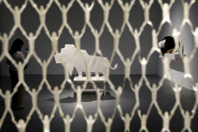 [서울=뉴시스] 박진희 기자 = 리움미술관은 24일 서울 용산구 리움미술관에서 관습을 비트는 해학과 시각성에 대한 비평적 탐구를 펼치는 작가 김범의 서베이 전시 '바위가 되는 법' 언론공개회를 갖고 주요 작품을 소개하고 있다. 2023.07.24.