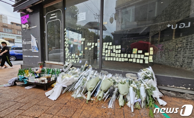 지난  22일 서울 관악구 신림역 인근 '묻지마 흉기난동' 사건이 일어난 현장에 사망한 20대 A씨를 추모하는 국화꽃이 놓여 있다.  경찰에 따르면 21일 오후 2시7분쯤 서울 관악구 신림동 신림역 인근에서 칼부림이 발생해 1명이 사망하고 3명이 다쳤다. /사진=뉴스1