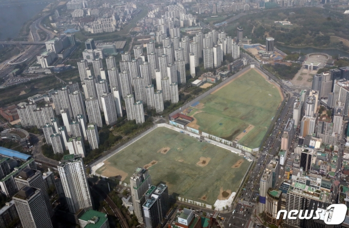 (서울=뉴스1) 박세연 기자 =서울 송파구 롯데월드타워 전망대 서울스카이에서 바라본 재건축 공사를 진행 중인 미성·크로바아파트(공사중 부지, 오른쪽)과 파크리오아파트 모습. 2021.4.20/뉴스1    
