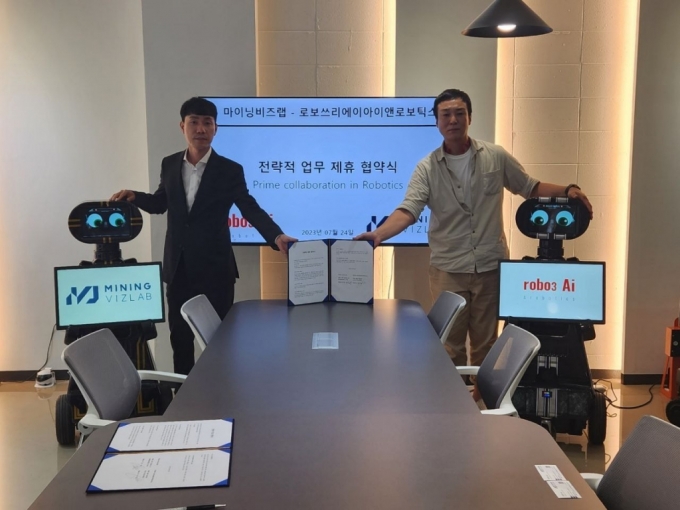 (왼쪽부터) 마이닝비즈랩 박상현 대표와 로보쓰리에이아이앤로보틱스 박영근 대표가 업무협약 후 기념촬영을 하고 있다/사진제공=로보쓰리에이아이앤로보틱스