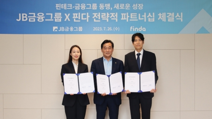 (왼쪽부터) 이혜민 핀다 공동대표, 김기홍 JB금융지주 회장, 박홍민 핀다 공동대표가 전략적 투자 계약을 맺고 있다. /사진=핀다 제공