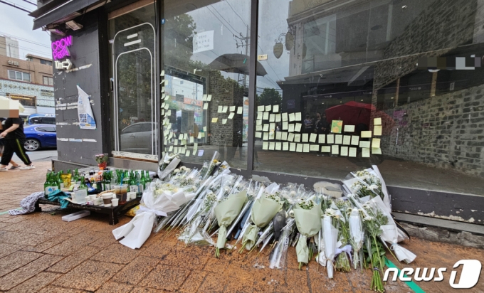 지난 22일 서울 관악구 신림역 인근 '묻지마 흉기난동' 사건이 일어난 현장에 사망한 20대 A씨를 추모하는 국화꽃이 놓여 있다. /사진=뉴스1