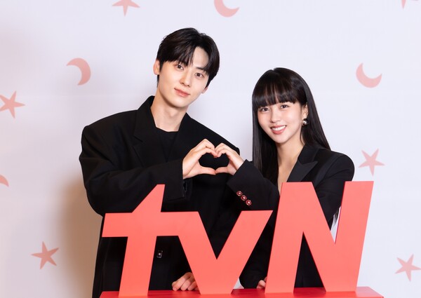 황민현(왼쪽)과 김소현/ 사진=tvN