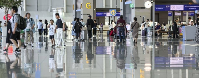 [인천공항=뉴시스] 정병혁 기자 = 여름 휴가철인 28일 인천국제공항 제2터미널 출국장을 찾은 여행객들이 출국 수속을 하고 있다.  2023.07.28.