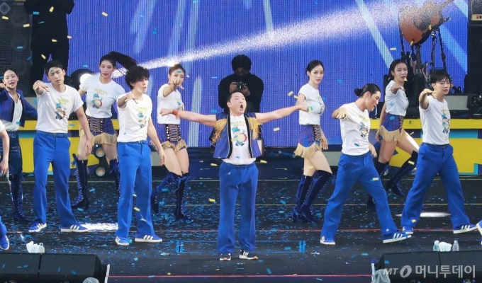 가수 싸이(PSY)가 30일 오후 서울 잠실종합운동장 주경기장에서 열린 싸이 흠뻑쇼 SUMMER SWAG 2023에서 멋진 무대를 펼치고 있다. /2023.06.30 /사진=이동훈 기자 photoguy@