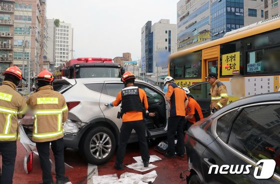 31일 오후 3시 50분쯤 김포시 고촌역인근 도로에서 싼타페 중앙분리대를 넘어  승용차 등 5대를 잇따라 충돌했다. 소방대원이 구조활동을 벌이고 있다./사진=뉴스1 (독자제공) 