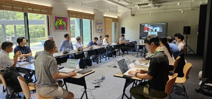 넥셀과 일본 CMIC 홀딩스가 9월 개최할 심포지엄 협력을 논의하고 있다. /사진제공=넥셀 