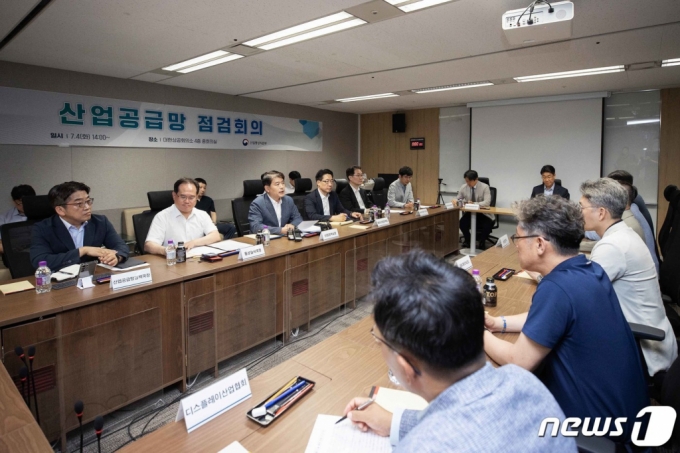 (서울=뉴스1) = 주영준 산업통상자원부 산업정책실장이 4일 오후 서울 중구 대한상공회의소에서 '갈륨, 게르마늄 등 산업공급망 점검회의'를 주재하고 있다. (산업통상자원부 제공) 2023.7.4/뉴스1 Copyright (C) 뉴스1. All rights reserved. 무단 전재 및 재배포 금지.