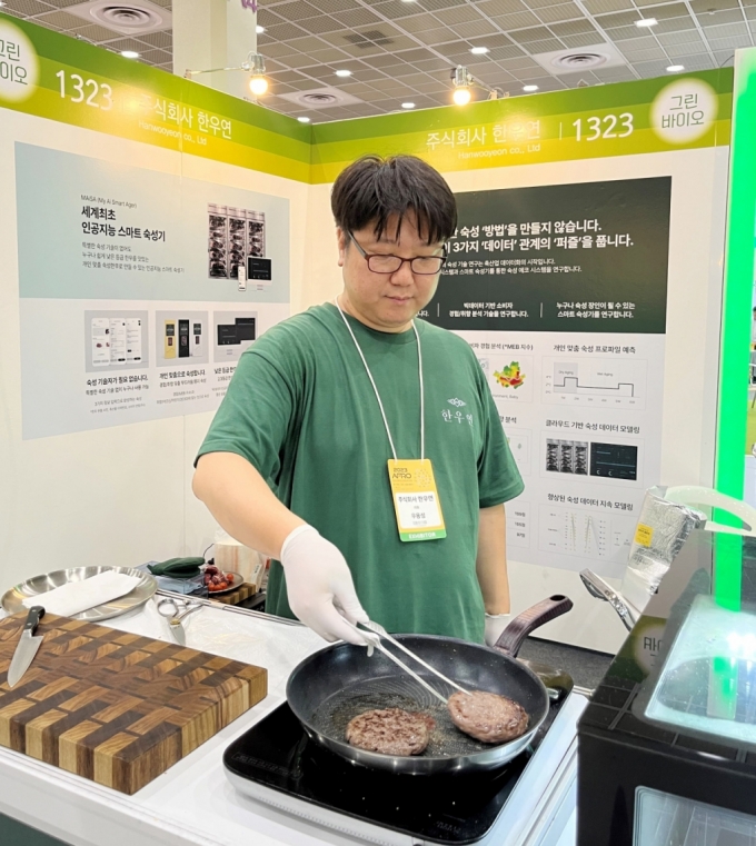 지난달 말 진행한 농식품 테크 스타트업 창업 박람회에서 우용성 한우연 대표가 롯데중앙연구소 기술 지원으로 제작한 함박 스테이크를 시연 중이다. /사진제공=롯데중앙연구소