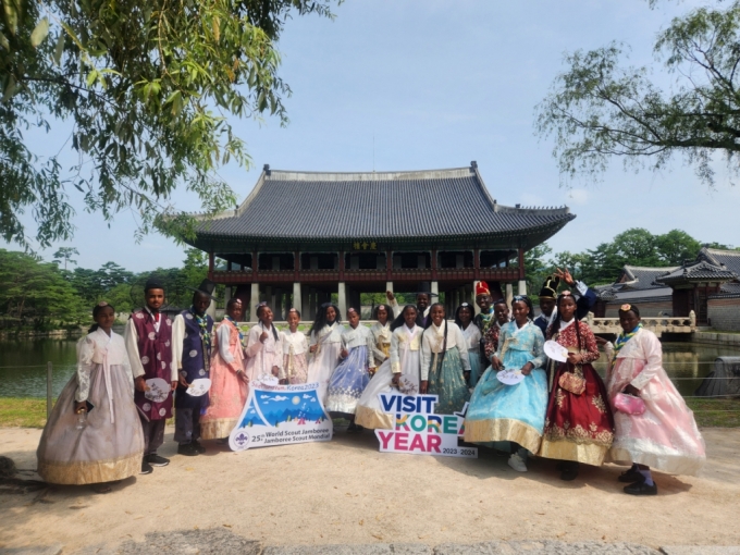  한복을 입고 경복궁을 방문한 에티오피아와 르완다 스카우트 대원들 2023.07.31/사진=문체부