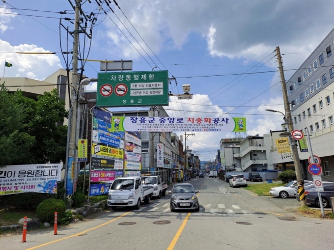 전선과 통신선로로 복잡하게 얽혀 있는 장흥읍 시가지./사진제공=장흥군