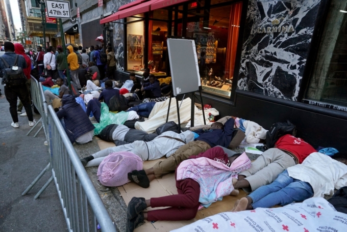 1일(현지시간) 미국 뉴욕시 맨해튼 루즈벨트호텔 밖에서 노숙 중인 이민자들 /AFPBBNews=뉴스1
