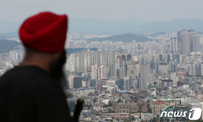 (서울=뉴스1) 박정호 기자 = 서울 아파트값이 하락을 멈추고 '추세 상승'에 들어섰다는 분석이 나온 30일 서울시 용산구 남산N타워를 찾은 관광객이 도심 아파트단지를 바라보고 있다.   한국부동산원의 7월 4주(24일 기준) 주간 아파트 가격 동향에 따르면 서울은 전 주 대비 0.07% 상승해 직전 주(0.07%)와 같은 상승폭을 보였으며, 서울 강북 14개구가 평균 0.06% 상승, 강남 11개구는 0.08% 올라 지난주(0.07%)보다 상승폭이 소폭 커졌다. 2023.7.30/뉴스1  Copyright (C) 뉴스1. All rights reserved. 무단 전재 및 재배포 금지.