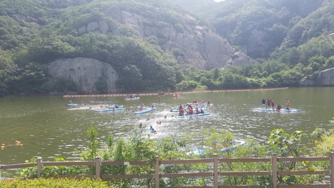 잼버리 대회 영외 활동장 중 하나인 부안 직소천 물놀이장에서 대원들이 패들보트 등을 즐기고 있다./사진= 유동주 기자