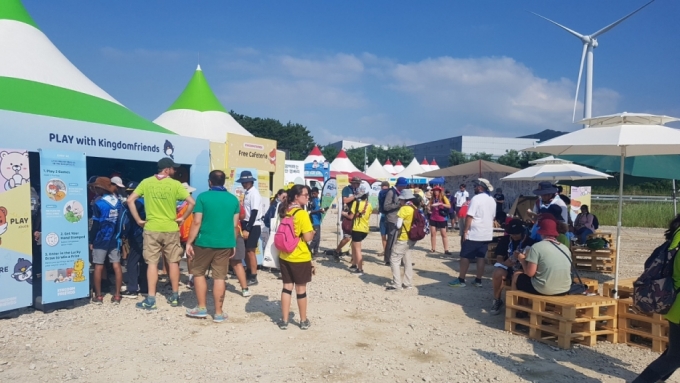 4일 오후 참가 대원들로 붐비는 문체부·관광공사 한국관광홍보관  /사진 =유동주 기자