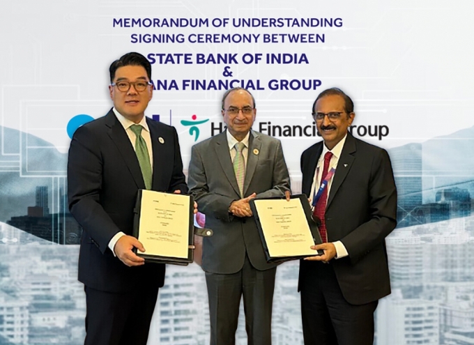 지난 2일(현지 시각) 인도 뭄바이. 하나금융그룹은 스테이트뱅크오브인디아(State Bank of India)와 글로벌 사업 확대를 위한 업무협약을 체결했다. 이날 협약식에 참석한 이은형 하나금융그룹 부회장(사진 왼쪽부터), 디네시 쿠마르 카라(Dinesh Kumar Khara) 스테이트뱅크오브인디아 회장, C.S 세티(Challa Sreenivasulu Setty) 스테이트뱅크오브인디아 전무이사가 기념 촬영을 하고 있다.