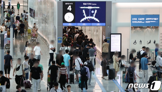 (인천공항=뉴스1) 허경 기자 = 본격적인 휴가철을 맞이한 8월 첫째 주말. 인천공항을 통해 출국하는 여행객이 15만명이 넘어설 것으로 전망됐다. 인천공항공사 출입국 별 공항 예상 혼잡도에 따르면 본격적인 휴가철을 맞이한 지난 5일 인천공항을 이용해 떠나는 여객은 7만7165명으로 집계됐다. 6일은 전날보다 1909명이 많은 7만9074명으로 집계됐다. 5~6일 총 15만 6239명이 해외로 이동하는 것이다. 사진은 이날 인천국제공항 출국장 인파. 2023.8.6/뉴스1 Copyright (C) 뉴스1. All rights reserved. 무단 전재 및 재배포 금지.