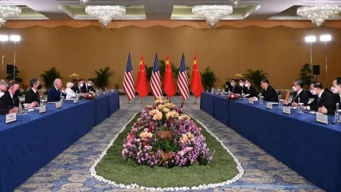 조 바이든(오른쪽) 미국 대통령과 시진핑 중국 국가주석이 지난해 11월 14일(현지시간) G20 정상회의가 열린 인도네시아 발리 누사두아에서 만나 인사하고 있다. /AFPBBNews=뉴스1