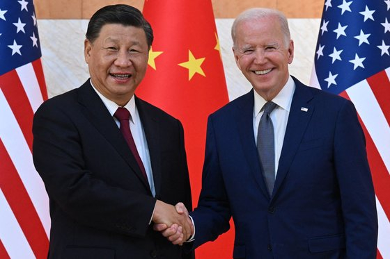 조 바이든(오른쪽) 미국 대통령과 시진핑 중국 국가주석이 지난해 11월 14일(현지시간) G20 정상회의가 열린 인도네시아 발리 누사두아에서 만나 인사하고 있다. /AFPBBNews=뉴스1
