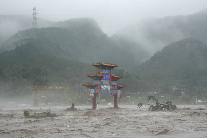 [베이징=AP/뉴시스] 1일 중국 베이징 외곽의 먀오펑산에 있는 전통 패루가 홍수로 침수돼 있다. 태풍 독수리의 영향으로 베이징에 폭우가 쏟아져 11명이 숨지고 약 30명이 실종된 것으로 나타났다. 2023.08.01.