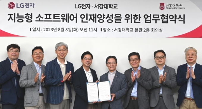 LG전자와 서강대학교는 컴퓨터공학과 내에   ‘LG전자 TV SW 강의’를 신설하고, 관련 분야 우수 인재 양성과 확보를 위해 협력키로 했다. (왼쪽 세 번째부터 차례대로) LG전자 정재철 HE연구소장, 박형세 HE사업본부장, 서강대학교 심종혁 총장, 서강대학교 전성훈 교학부총장 /사진제공=LG전자